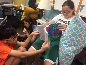 Legg_RennerMS's tweet photo. Book sharing at its finest! These students found a way to both enjoy a book that they just couldn't put down! https://t.co/Wv0gGGaglo