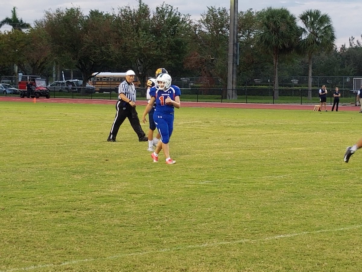 HHSpartanSports's tweet photo. Touchdown @HHHFootballTeam 
#14 Holly Neher completed a 54yd TD pass to #1 Alex Shelton!! Nolan Weloff kicks PAT Good!
Hills 7
Pompano 0 https://t.co/QRSLeZ7L1Y