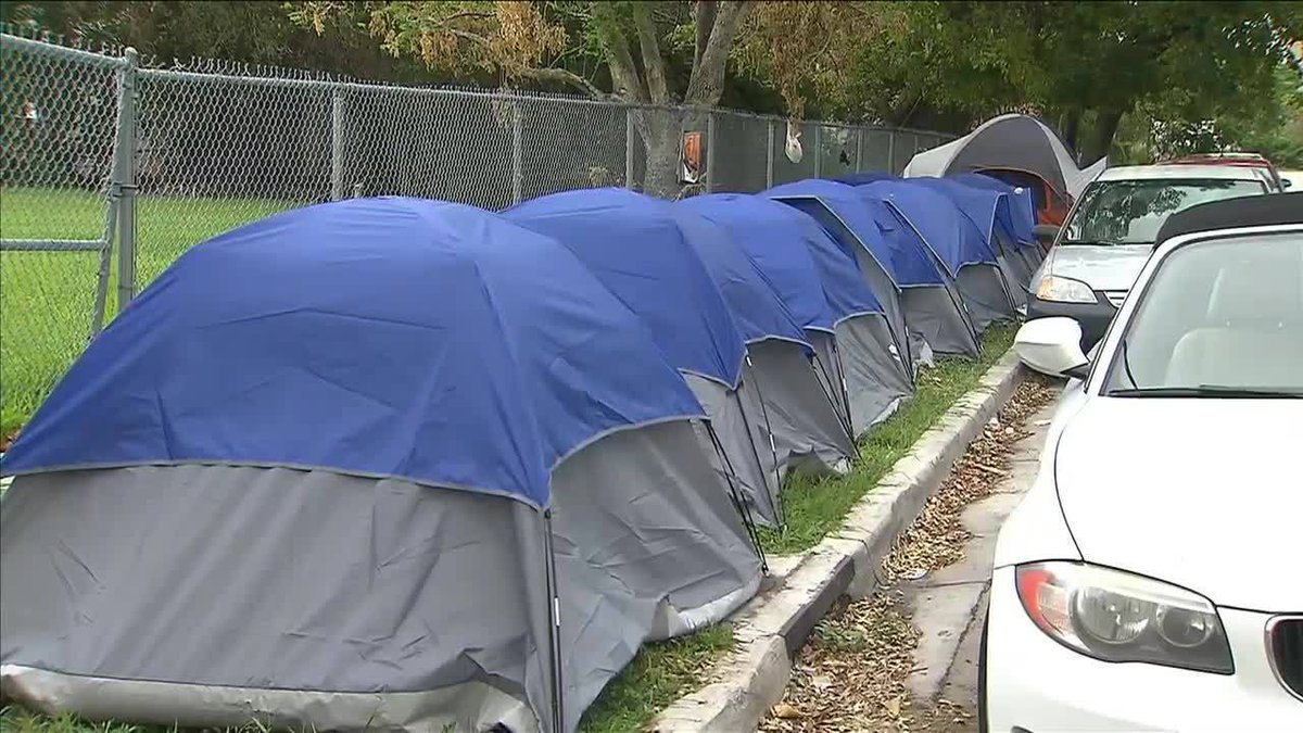 Amid #CivicTowers blaming game, @MiamiWorkersCenter builds tent camp for displaced residents bit.ly/2yxlcDQ?utm_me… https://t.co/8W76QjkrMh