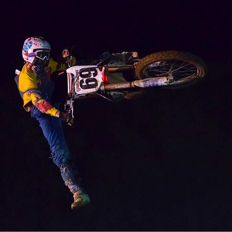 Flying into the weekend like...

📸: <a href="/mikevizerphoto/">Michael Vizer</a>