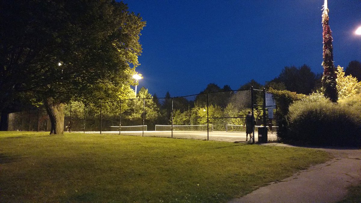 Enjoy our lit tennis courts at night while the weather is still nice! 🎾   -->RichmondHill.ca/Tennis https://t.co/36jl5nEZg8