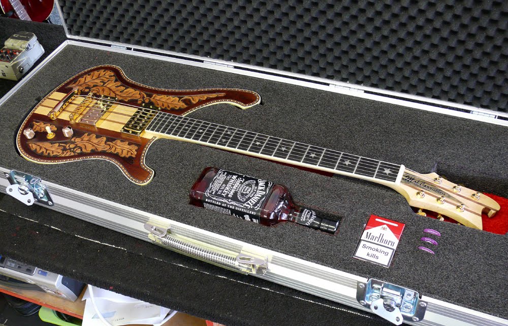 GCeffects's tweet image. Balls not included. #Lemmy #rickenbacker #guitarporn #jackdaniels ow.ly/o5LZ30fmi9b