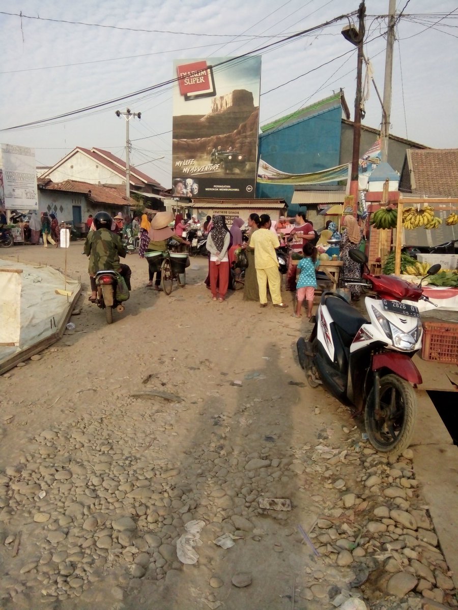 firmanakromi41's tweet photo. @AsipKholbihi  kepada bapak bapak humas atau pemda. 
Minta tolong untuk Kasus pasar jalan jalan Berikan ketertiban Karena sangat menganggu https://t.co/gH5hRgKmkB