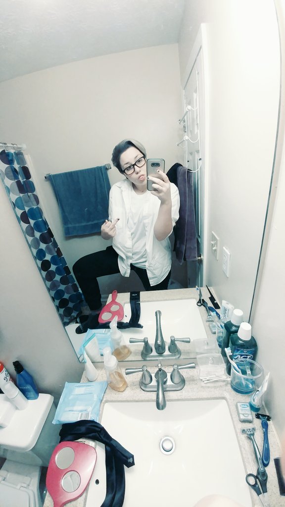 maxxdollar's tweet photo. had my first job interview today and hot dang I wanna die https://t.co/3SEF9Ub7Dz