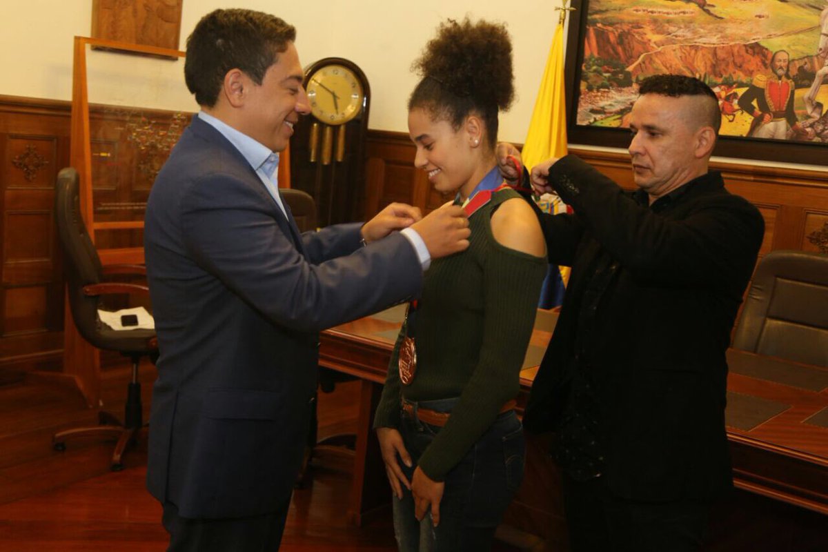 GobBoyaca's tweet photo. .@CarlosAmayaR otorga 'Bicentenario' a la taekwondista boyacense Andrea Ramírez por regalarle a 🇨🇴 bronce en Campeonato Mundial Muju 2017. https://t.co/dANdPabZlM