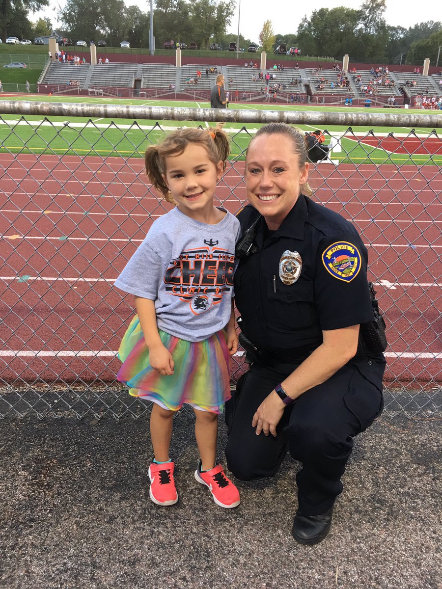 AmberKilburn1's tweet photo. This girls night was made by taking a picture with her idol Officer Schmeckpepper @SiouxCityPolice #femaleofficersrock @BlackRaidersEHS https://t.co/SsA6Psopqu