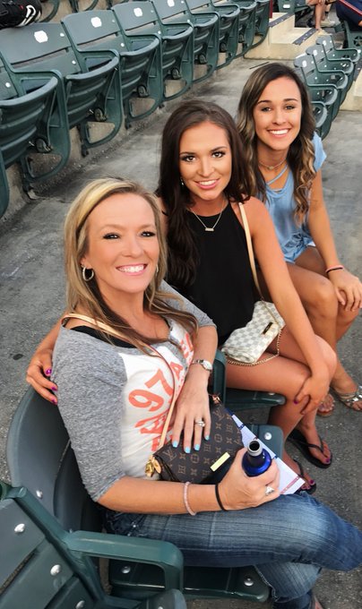 I swear my mom ages backwards https://t.co/iEQOnLoqj2