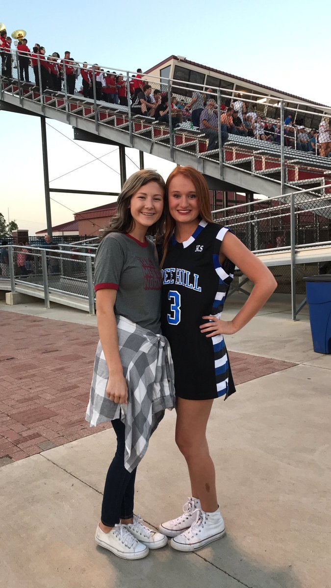 mallory_graves's tweet photo. LETS GO PLAINVIEW #hoco2k17 #beatLG https://t.co/fxYo2s7t5z