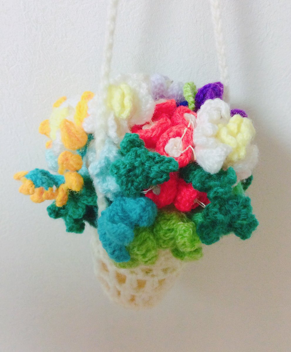雑貨奥様 On Twitter これは手芸店のおばぁちゃん手作りの作品です 手編みのアレンジといったところでしょうか いろんな小花のモチーフが賑やかにひしめき合っています プランターにあたる部分には密かにヤクルトの空き容器が入っています 昔手芸や工作で