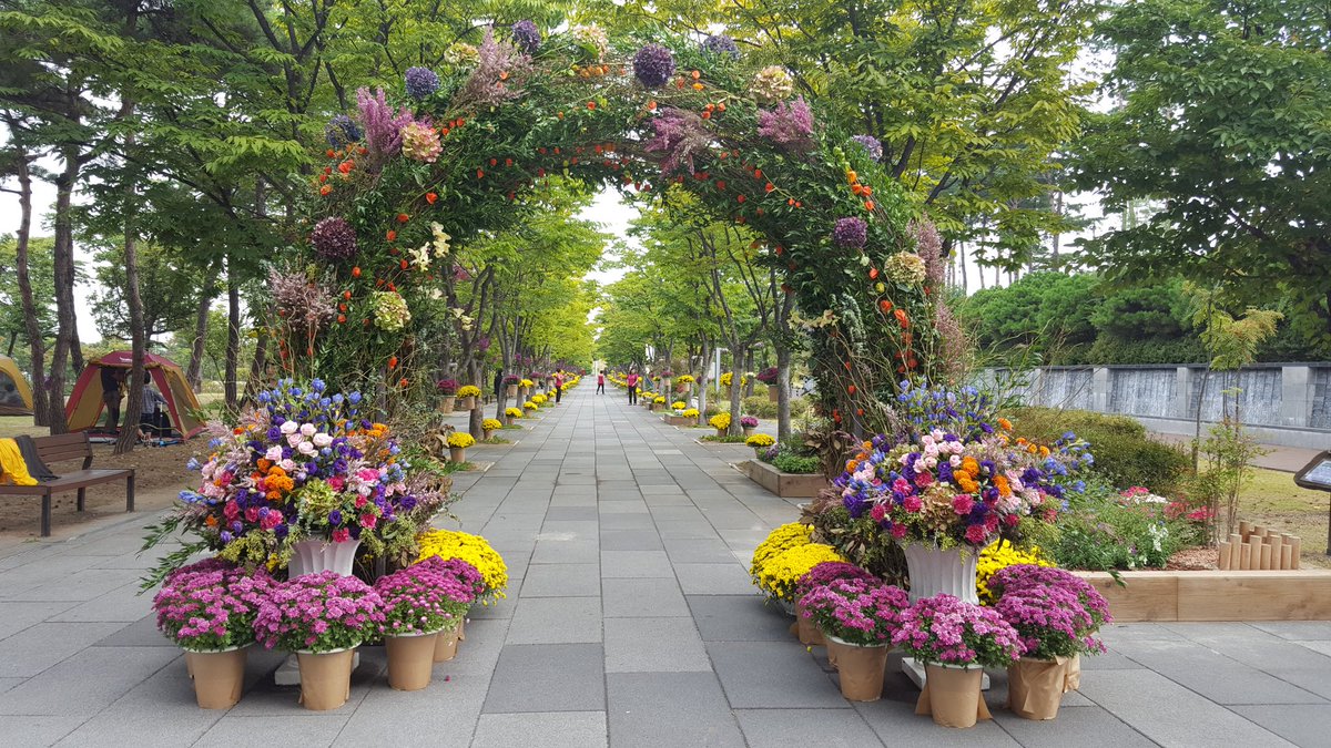 2017 정원축제^^

성남시청공원에서 가을정원축제중입니다^^
다양한 체험프로그램과 공연이 있으니 바로 성남시청으로 GoGo!!!#성남시 녹지과