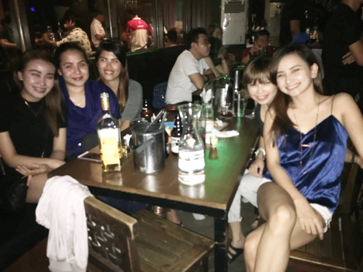 TrishEsclabanan's tweet photo. Friyay with these girls last night!! 💕 #HSloves 👭 https://t.co/fRV027b5SS