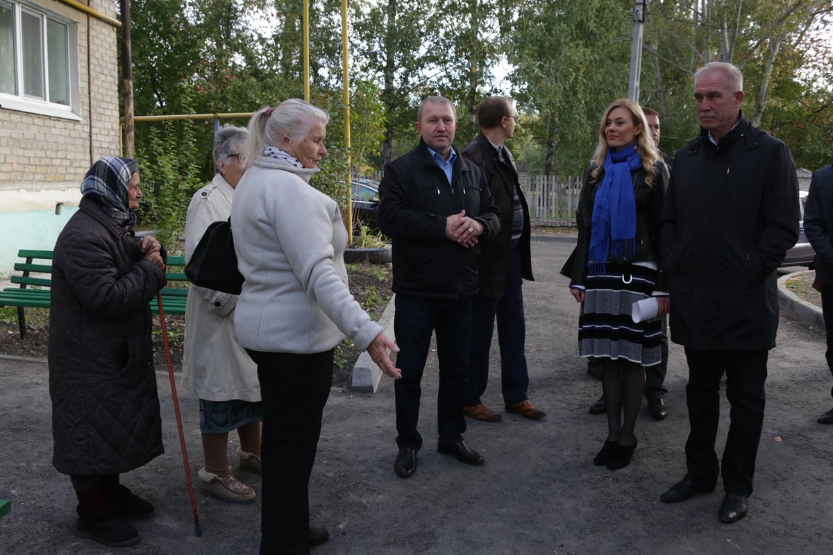 В Новоульяновске продолжаем ремонтировать дворовые проезды, тротуары. Обсудили с главным архитектором комплексное благоустройство территории