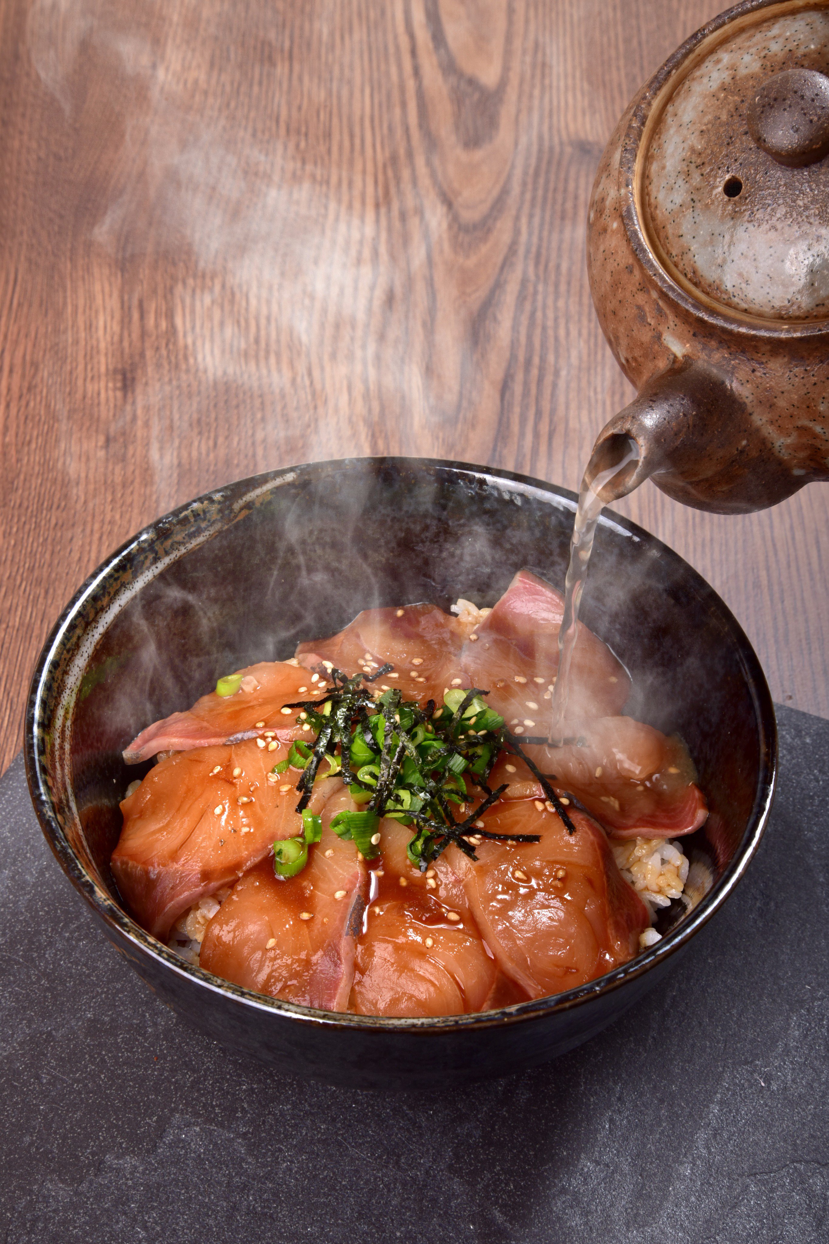 ふるさと祭り東京 公式 どんぶり紹介 豊後水道 寒ブリ漬け丼 熱めし丼 寒ブリ漬け丼とは漁師が船上で刺身 をつくり余ったものを醤油ダレに漬け込んで保存食として食べていた賄い料理 大分県の鰤しか使用していません 半分食べたらカツオ出汁で