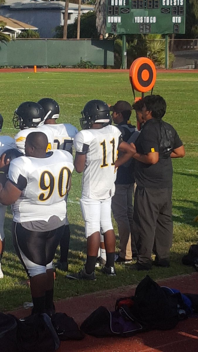 BossManDos's tweet photo. Ma lil bros #11 & #35 doin they thang #FirebaughHighSchool & they won 2day 48-13 https://t.co/ciS6pc3yDB
