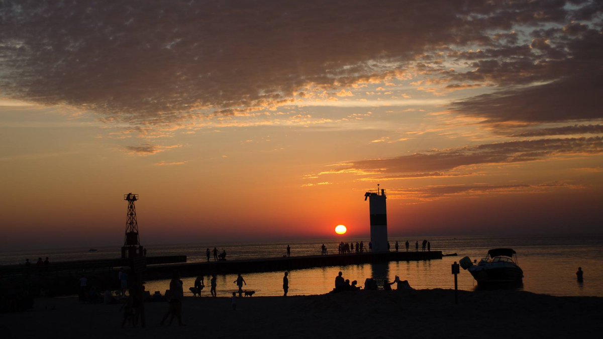 glessens's tweet image. "Happy Fall" summed up in an evening #sunset Friday from @wzzm13wx viewer Maggie Lascari at #MearsStatePark @PureMichigan @ThePhotoHour