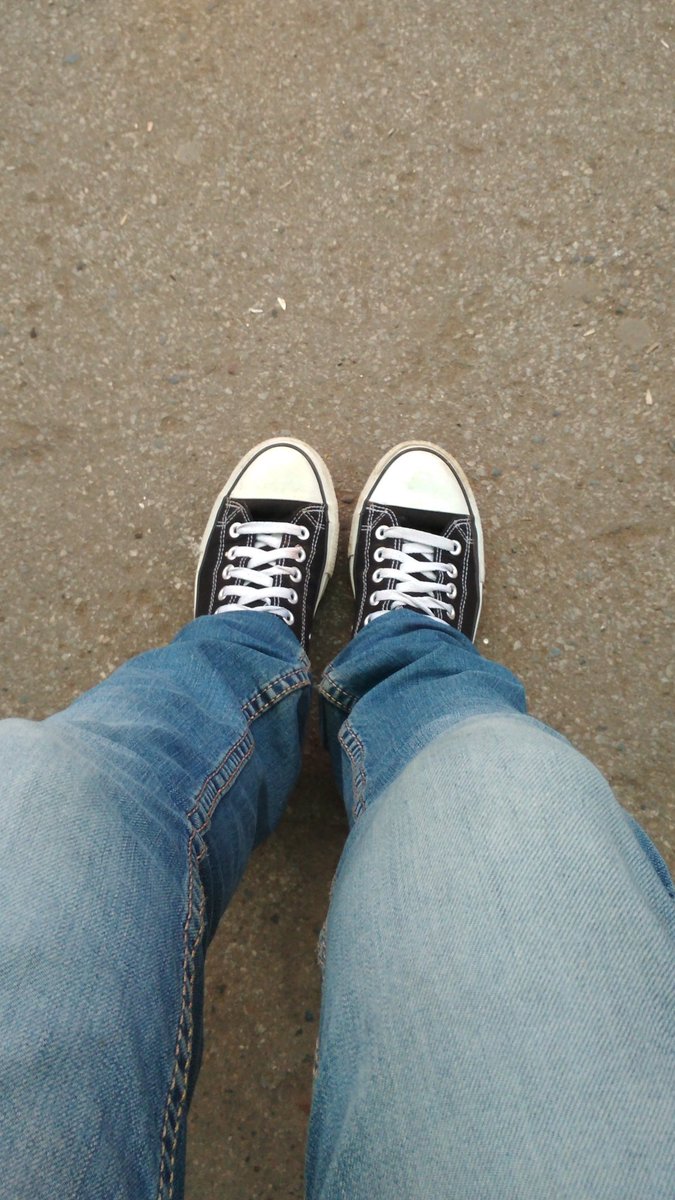 джинсы 3 полоски. джинсы порезаны кеды. джинсы 3 полоски. анимал джаз три полоски. штаны адидас 90-s.