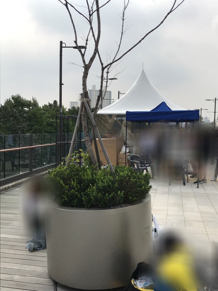 hssbkjd's tweet photo. 20주년 기념 냉장고자석+오프너 세트와 김재덕 투명슬로건 나눔 공지💕
어워즈 끝난 후 3시부터 응원봉 수리 부스 옆 나무 앞에서 나눔하겠습니다. 변동 사항 있을 수 있으니 트위터 확인 부탁드려요 https://t.co/qQJNbjm8B5