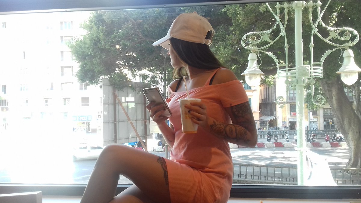 Sarayfernandezz's tweet photo. Los comentarios negativos son como el papel del culo para tirarlo ala basura 💋 https://t.co/bcAI2wp4tP
