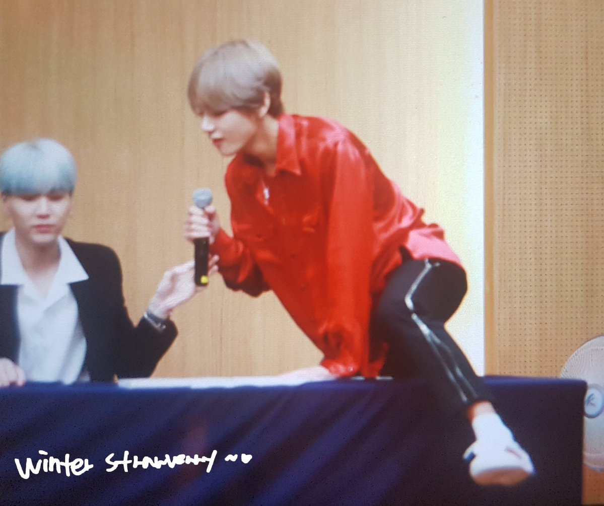 vasiliy_fr's tweet photo. '
    #BTS #ARMY #DNA40M
#V #KimTaehyung #taehyung

  Я не знаю, что они там делали, но видно, что было очень весело. https://t.co/zGI0Yjgr1X