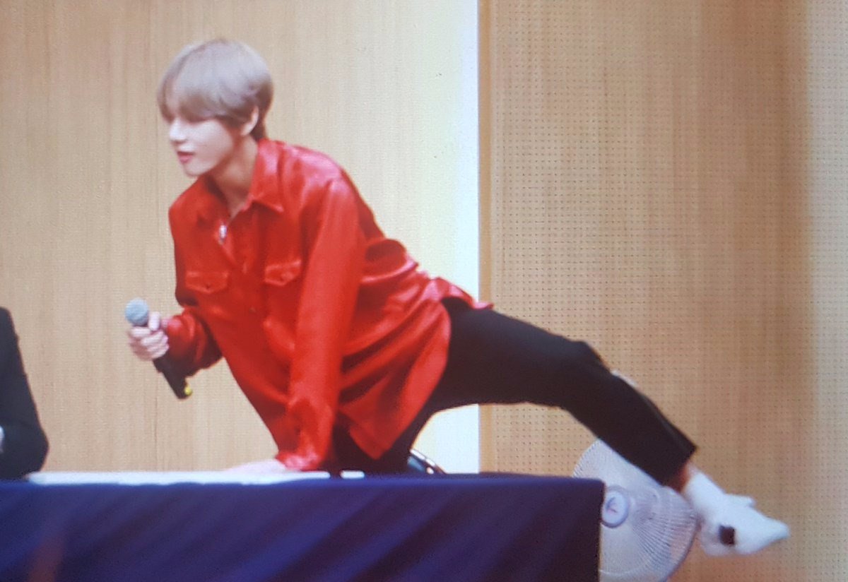 vasiliy_fr's tweet photo. '
    #BTS #ARMY #DNA40M
#V #KimTaehyung #taehyung

  Я не знаю, что они там делали, но видно, что было очень весело. https://t.co/zGI0Yjgr1X