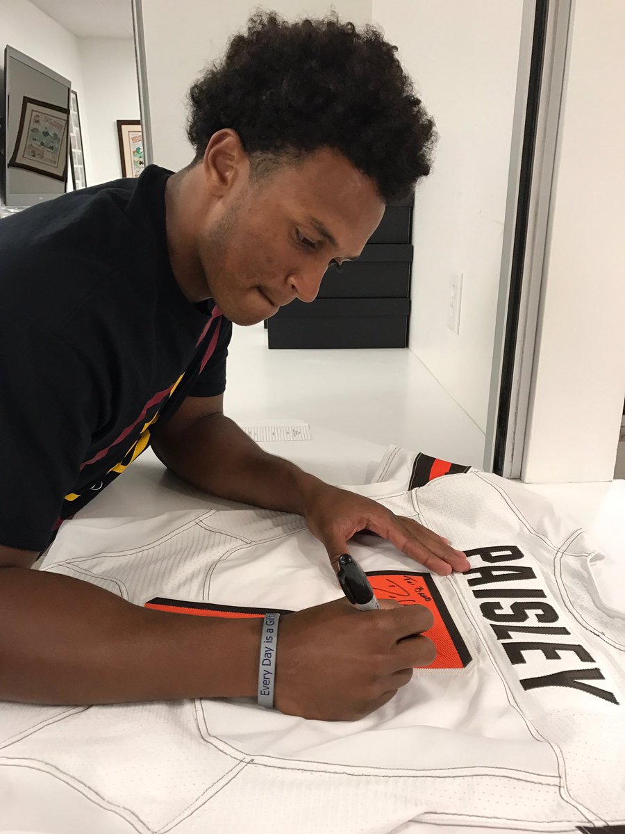 BradPaisley's tweet photo. Thanks so much for the jersey tonight @DKizer_14 ! Here's to the future. Go @Browns. https://t.co/qIUX6pGWU3