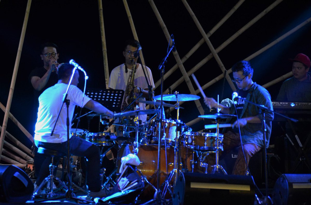 Penampilan <a href="/DUADRUM/">duadrum</a> di hari pertama #SenggigiSunsetJazz 2017.