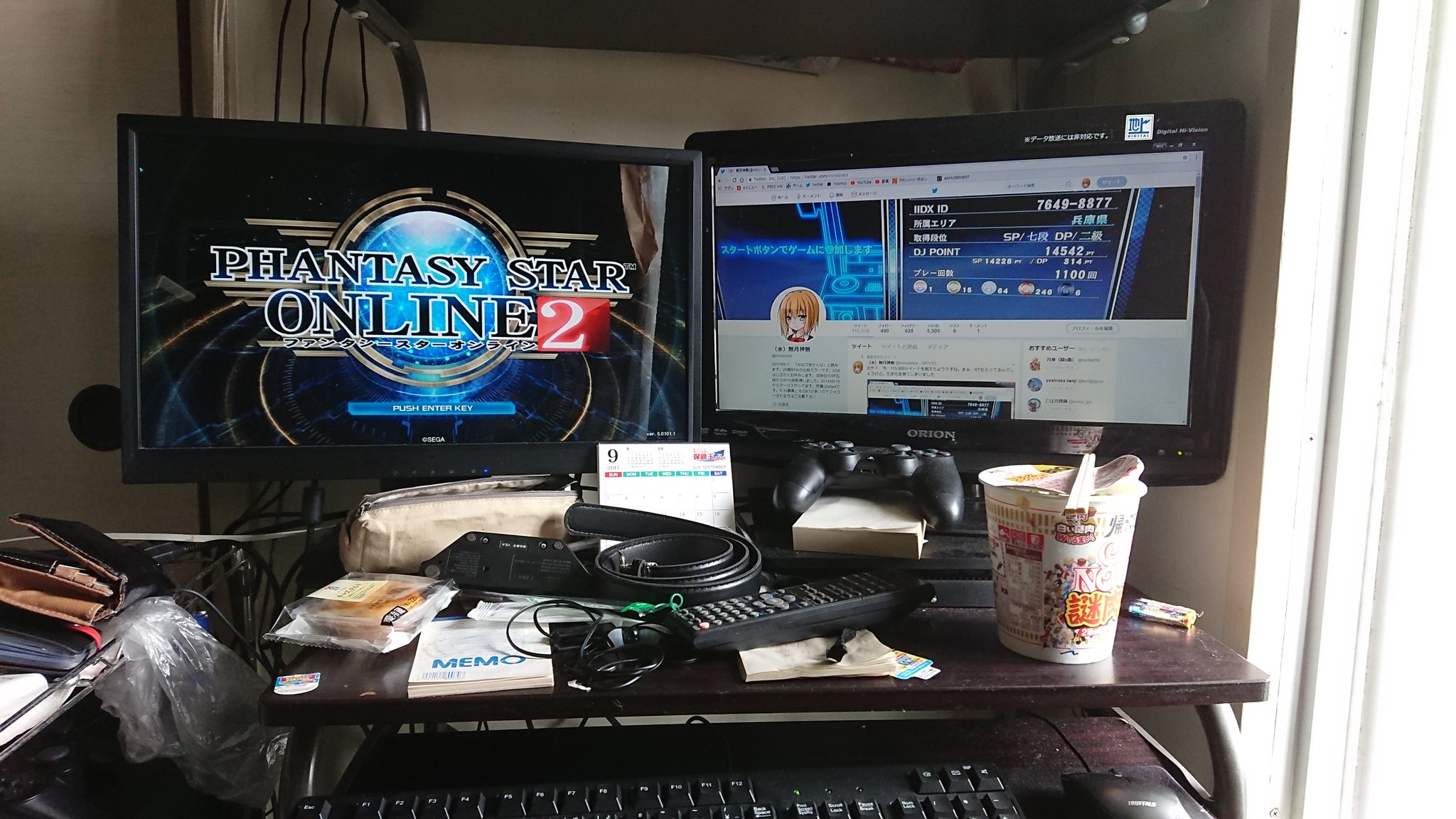 تويتر 水無月神無 على تويتر みんなのゲーム環境が見たい これでいいですか ｐｃとｐｓ４があります 左モニターはメインｐｃ 右モニターはｈｄｍｉ出力のデュアルモニター ｐｓ４のｈｄｍｉ出力です このカップラーメンは今から食べるやつです T Co
