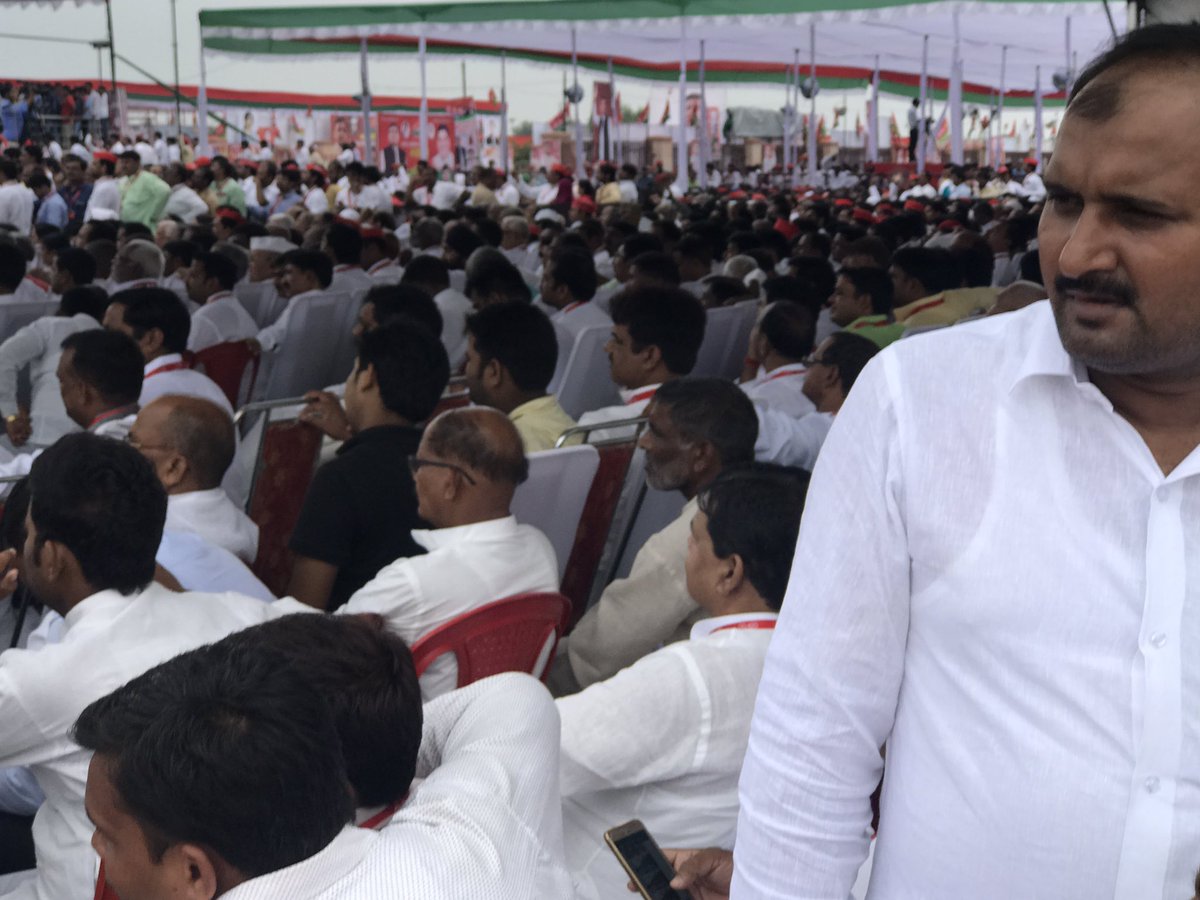 ManojSinghKAKA's tweet photo. सभी नेताओं और कार्यकर्ताओं को हृदय से बधाई देता हूँ आप ईतनी बड़ी संख्या मे सभी प्रतिनिधि आये ..@yadavakhilesh #StateConventioonSP https://t.co/QCSlp9zqLS