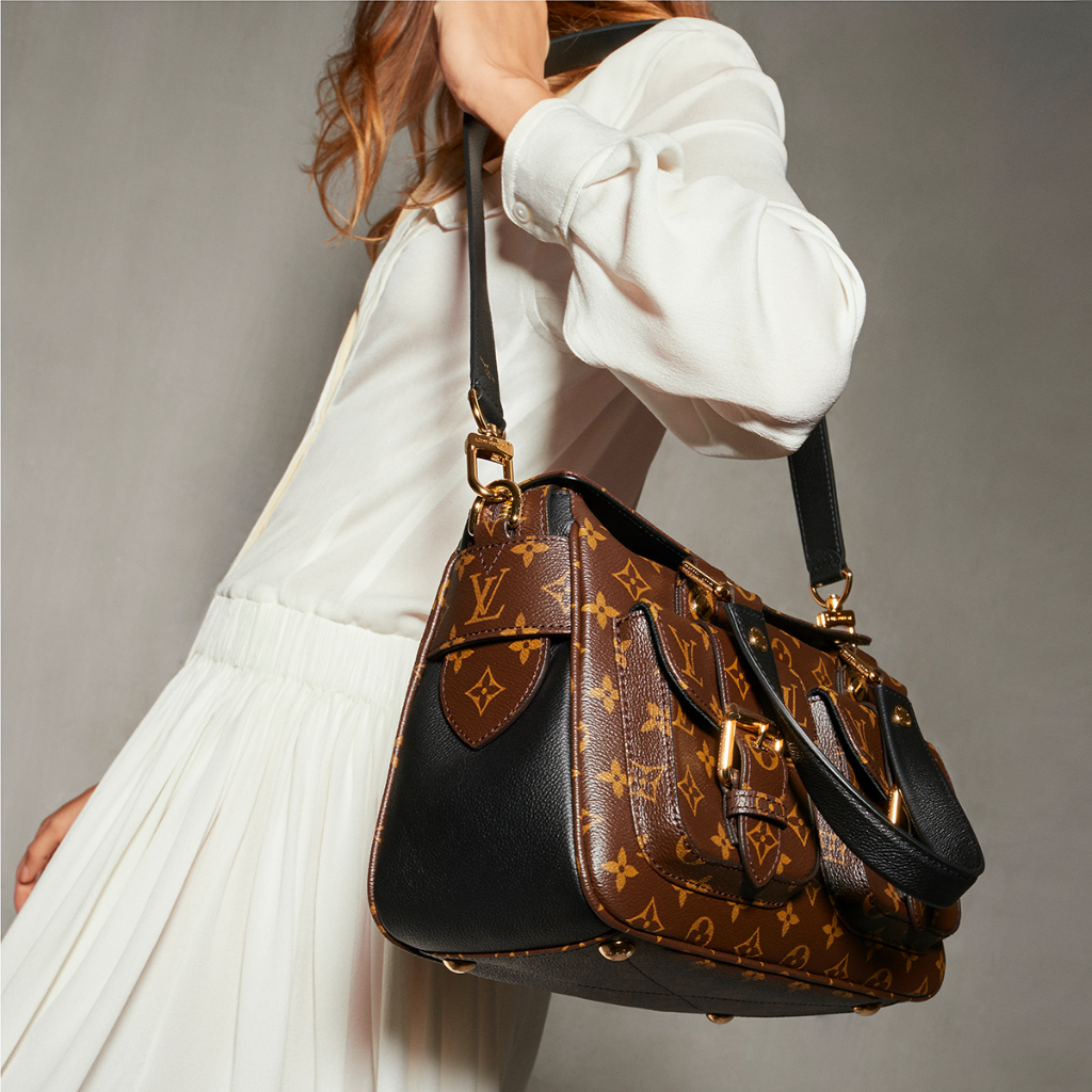 アイコニックなモノグラム・キャンバスにゴールドカラーの金具を