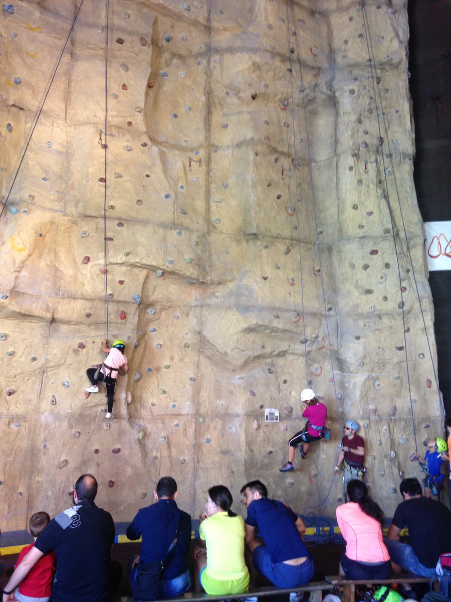 FDMESCYL's tweet photo. Buena mañana en el #rocódromo Álvaro Paredes de #Valladolid en la jornada de puertas abiertas #iniciaciónalaescalada #semanadelamontaña https://t.co/Nqxrxqb1tR