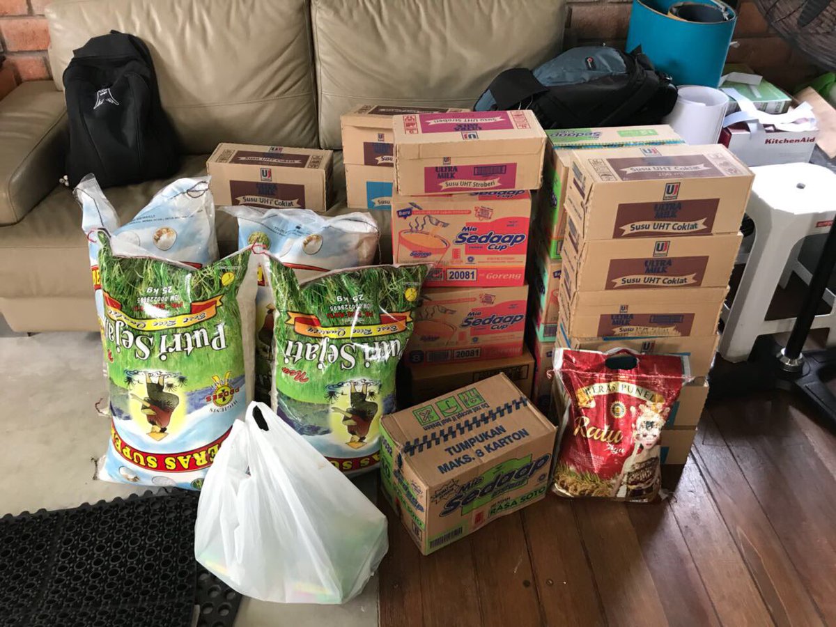 putisafira's tweet photo. Thank you for any kind of your help 🙏🏽. We are still open for donations #gunungagung #Help #bali #sos https://t.co/8VLHEzVwUV