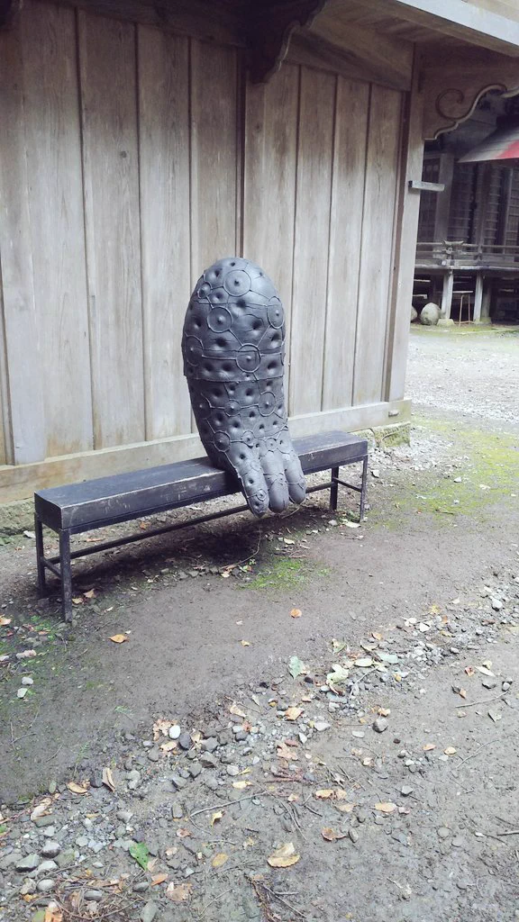 新種のSCPかな？神社に無造作に置かれたオブジェの異物感がすごいｗｗｗ