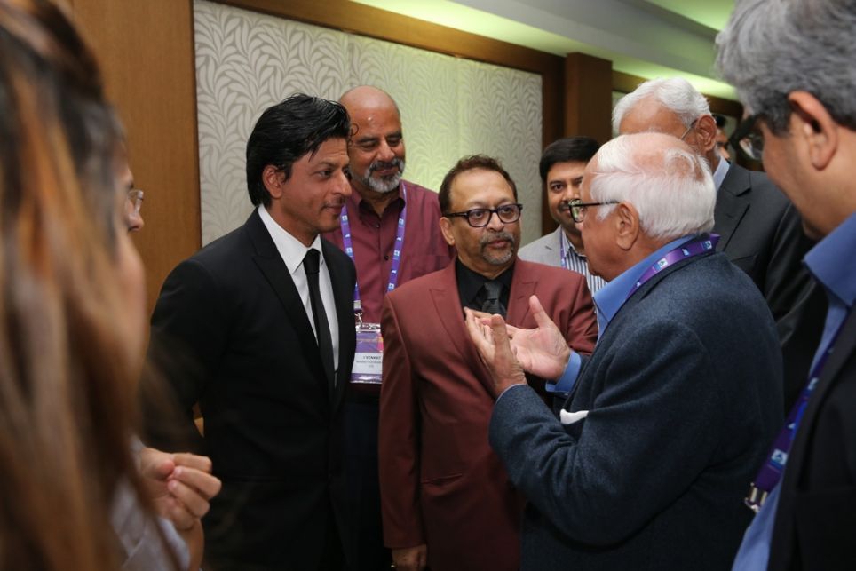 ShahRukhKhan_FC's tweet photo. #TB: #ShahRukhKhan [ @iamsrk ] at #IAASilverSummit in Kochi at 3rd Sept. 2015 https://t.co/3O85gpU2wu