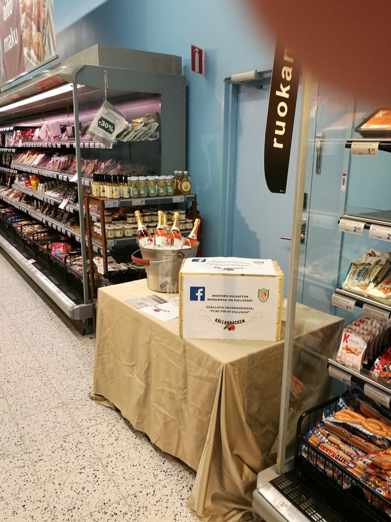 fc89espoo's tweet photo. FC 89 T08/09 höyrytytöt K-Supermarket Lähderannassa markkinoimassa joukkuetta ja sponsoria #FC89 #källarbacken #junnufutis #yhteisöllisyys https://t.co/rnSVDvTsvm