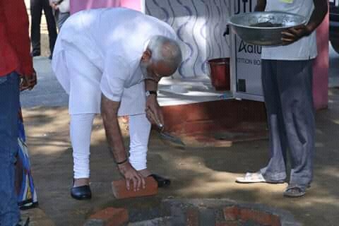 babal_amit's tweet photo. PM Modi doing shramdan for the construction of a twin pit toilet at Village Shahanshahpur, Varanasi.
#SwachhtaHiSewa #OmkarTrilliant https://t.co/ScIwRkOWPg