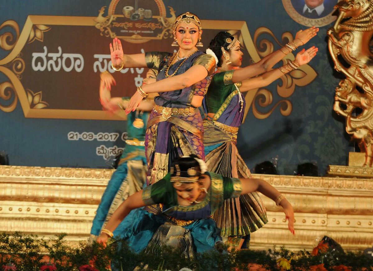 MysuruDasara's tweet image. Here are a few glimpses from the colourful #CulturalProgrammes that happened at the #MysuruPalace yesterday.
- #Dasara2017 #Mysuru #Mysore