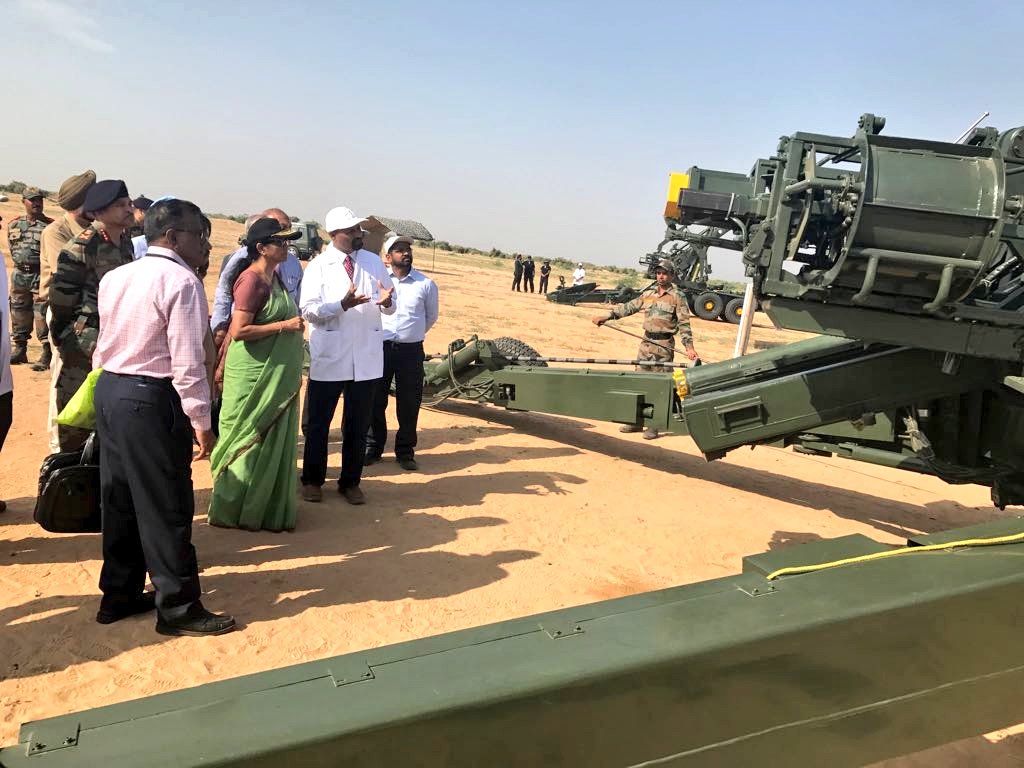 DefenceMinIndia's tweet image. Smt @nsitharaman reviews demo ATAGS (Advanced Towed Arty Gun System) developed entirely on indegenious tech by ACE cluster, ARDE laboratory