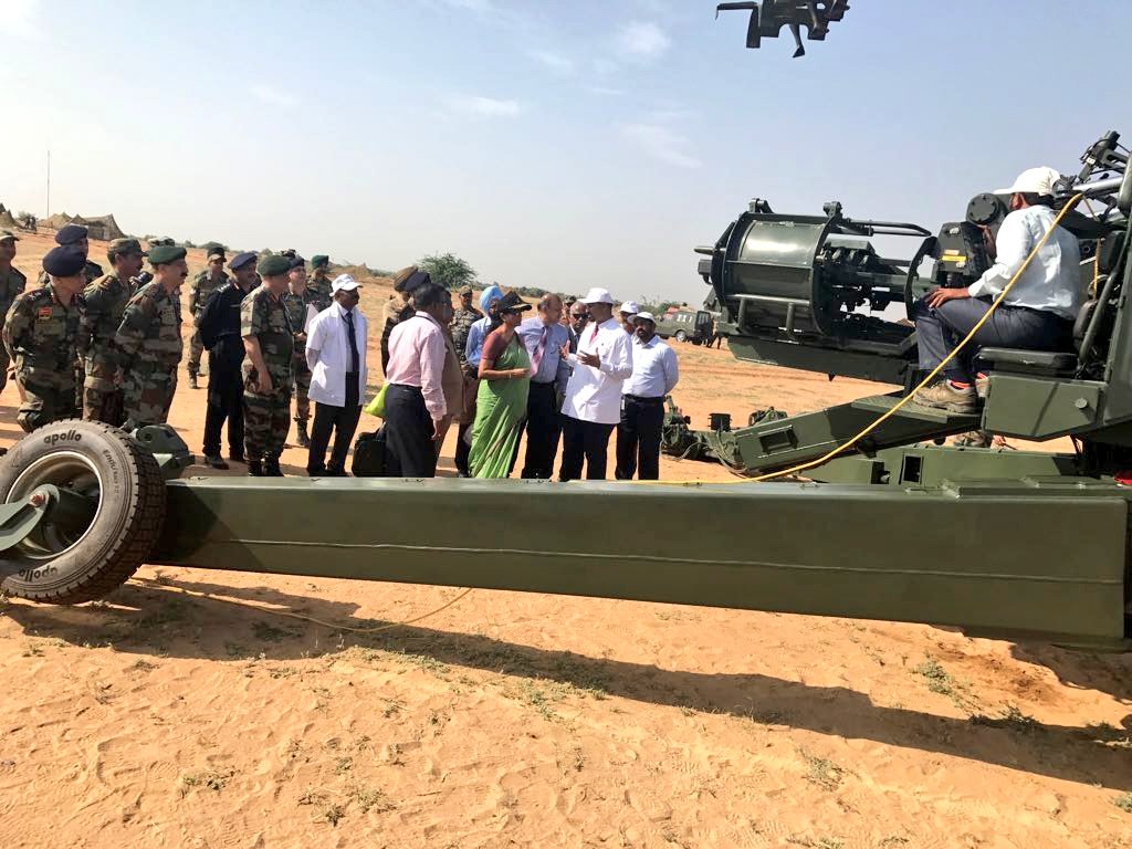 DefenceMinIndia's tweet image. Smt @nsitharaman reviews demo ATAGS (Advanced Towed Arty Gun System) developed entirely on indegenious tech by ACE cluster, ARDE laboratory