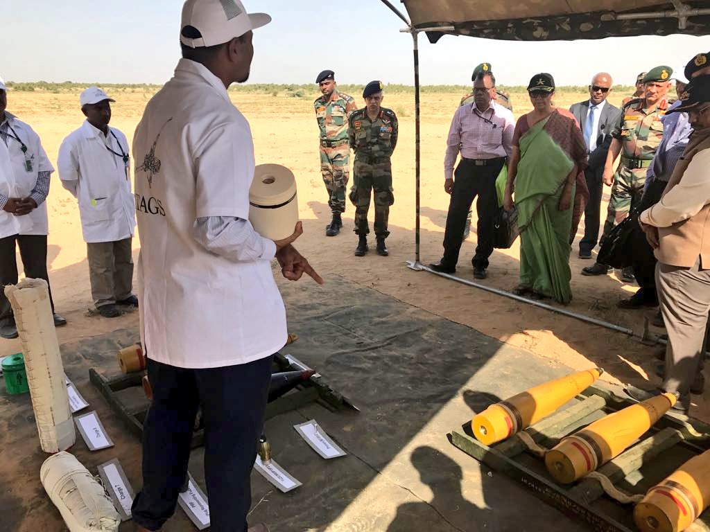 DefenceMinIndia's tweet image. Smt @nsitharaman reviews demo ATAGS (Advanced Towed Arty Gun System) developed entirely on indegenious tech by ACE cluster, ARDE laboratory