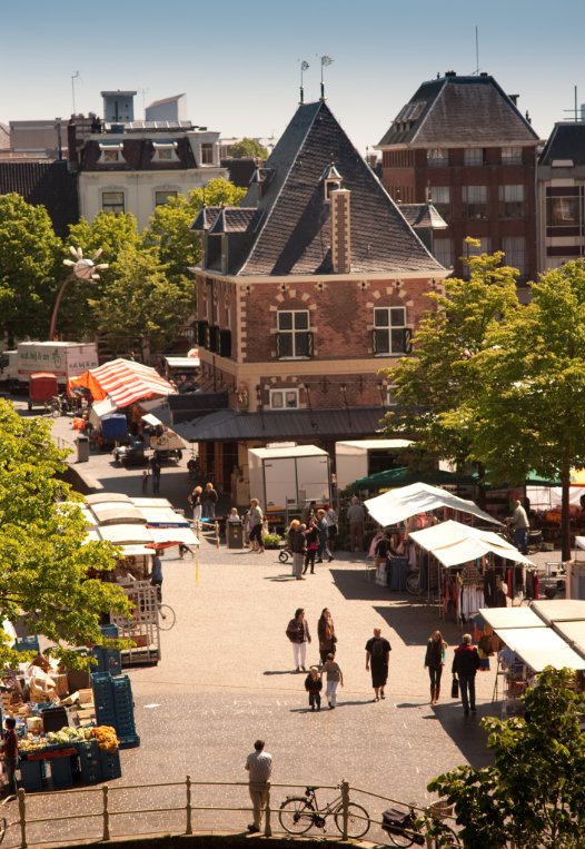 leeuwardenstad's tweet photo. De oudste #boekenmarkt, #Cuperus Boekenmarkt, van het land is vandaag in hartje #Leeuwarden. #mooilwd https://t.co/AILHSwZpo2 https://t.co/cd6wfulOeO