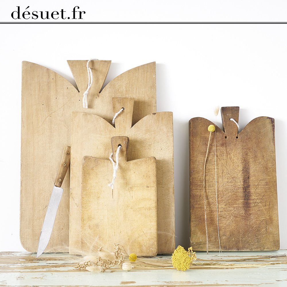 desuet_fr's tweet photo. #desuet #brocante #cuttingboard #ancient #sausageboard #breadboard Apero! 🍾🍸 https://t.co/CwmTsrm99g