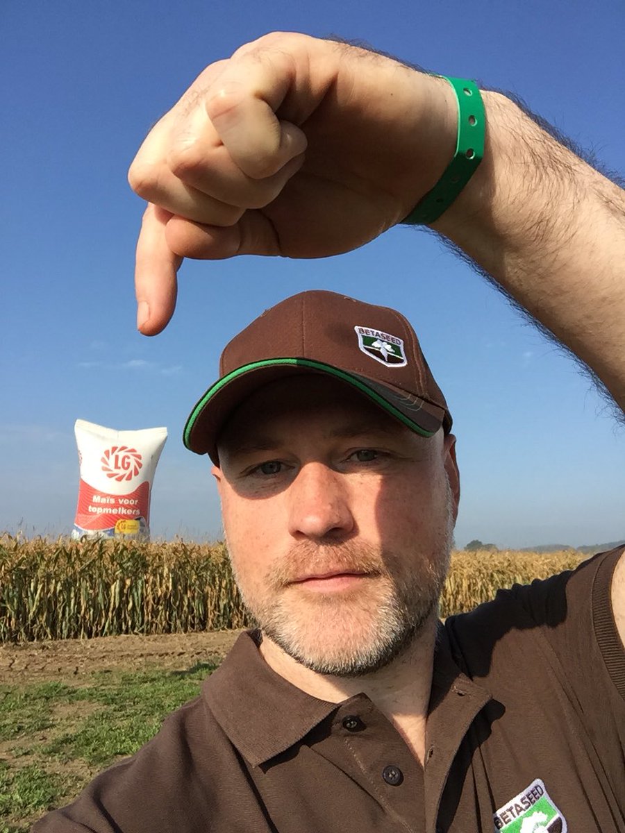 Bernardvi's tweet photo. #lgseeds maïs #selfie op de #werktuigendagen ! 3 drones te winnen op stand 102 👍 https://t.co/MK4FfNGDId