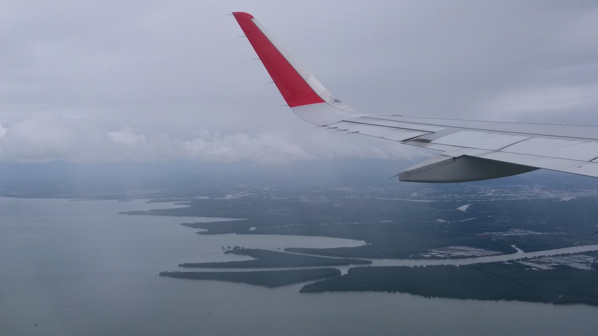 Thailandee_com's tweet photo. Arrivé à Surat Thani. Temps gris et un peu pluvieux. Maintenant dans le bus pour #Donsak puis ferry pour #Samui #thailande #gotosamui https://t.co/ZkBnBnhPT1