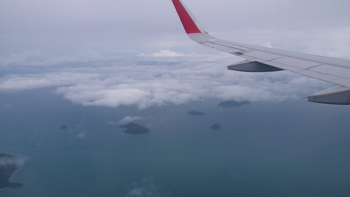 Thailandee_com's tweet photo. Arrivé à Surat Thani. Temps gris et un peu pluvieux. Maintenant dans le bus pour #Donsak puis ferry pour #Samui #thailande #gotosamui https://t.co/ZkBnBnhPT1