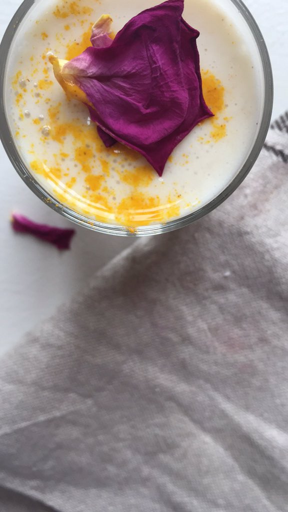 Banana &amp; turmeric shots inspired by <a href="/TheHonestProj/">Frances Walsh</a> .... <a href="/littlegreenkk/">TheLittleGreenGrocer</a> I managed to dry some of my own roses from the garden! Delighted!