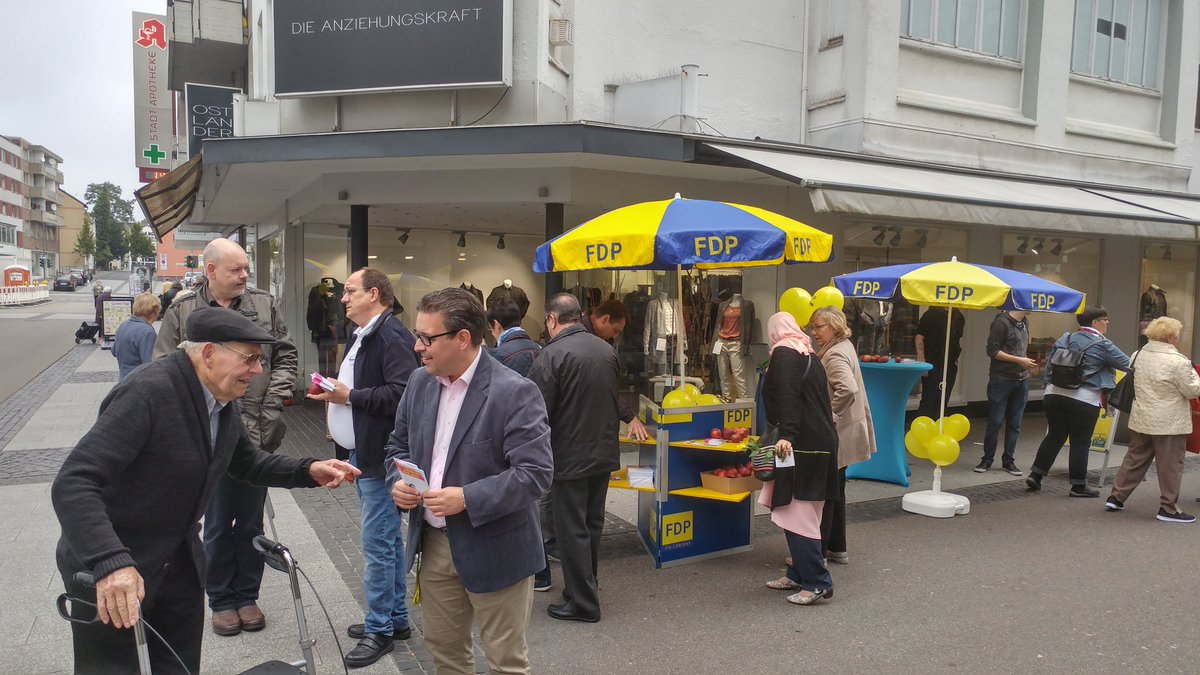 breuer_heiner's tweet photo. Nochmal mobilisieren in #Eschweiler. Infostand umlagert. Beide Stimmen für @FDP und Frank @Schniske. 
#BTW17 https://t.co/ZavzZrsCIw