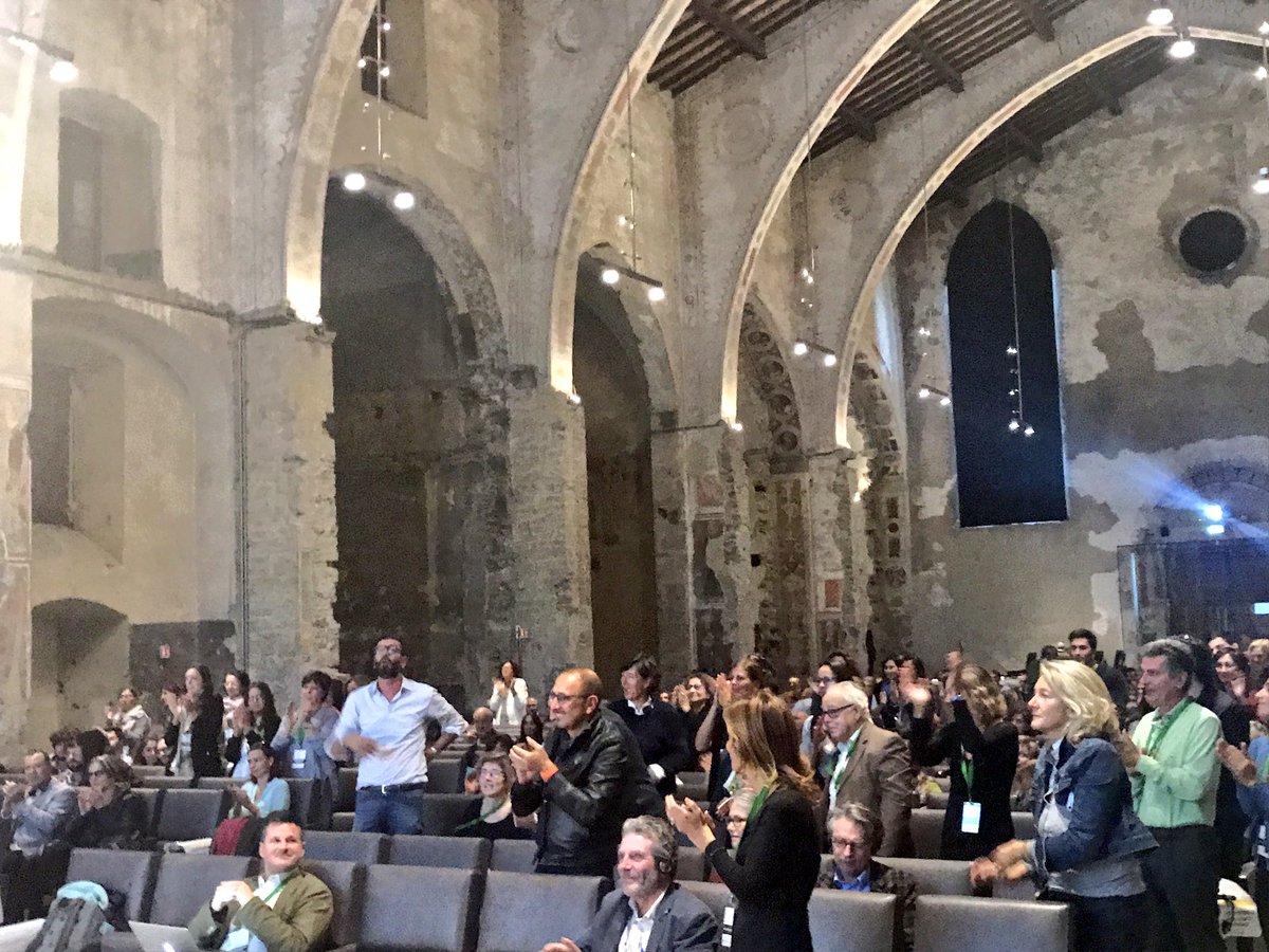 iMdP_Bergamo's tweet photo. Antonio Presti: Il male moderno è la cecità: non abbiamo più gli occhi collegati al cuore #standing #ovation #imdp17 https://t.co/jWks0CxcJk