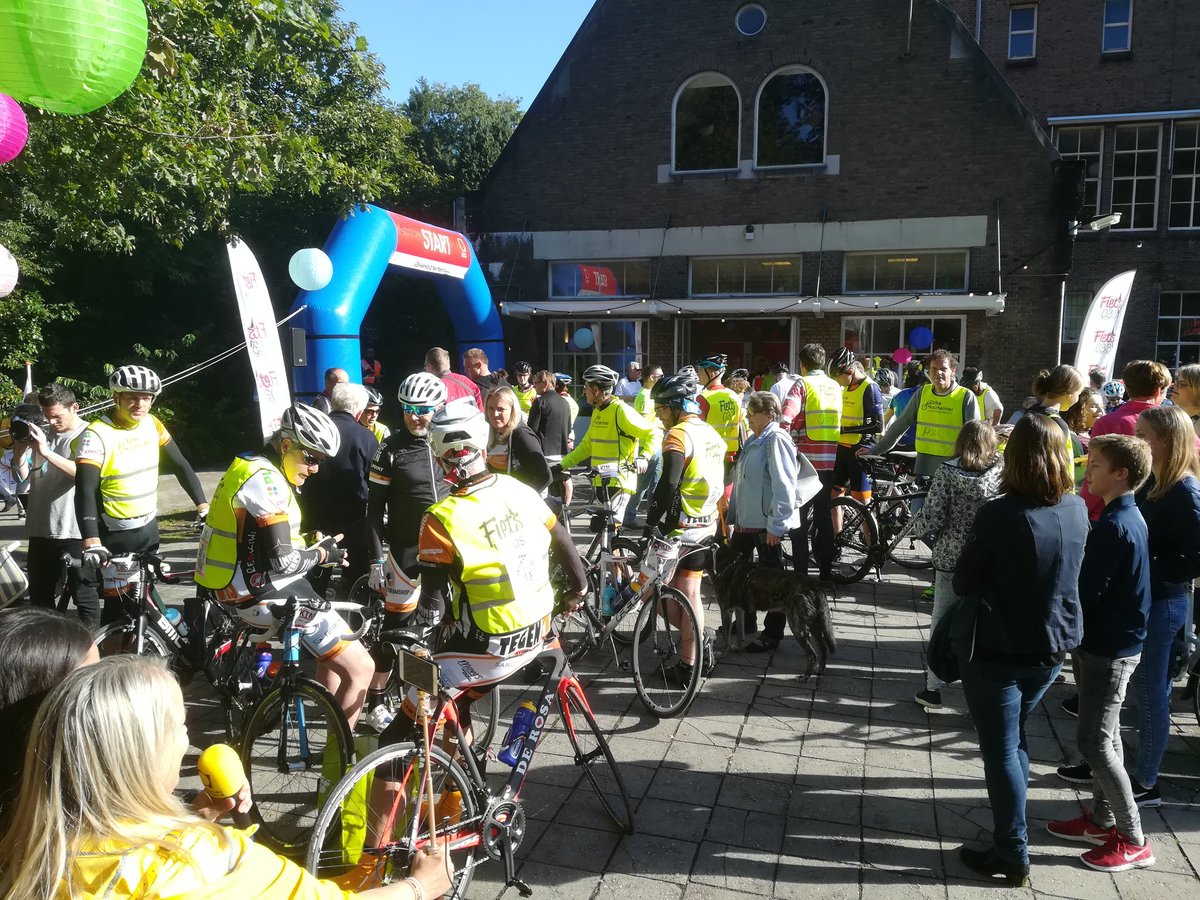 Over een paar minuten geef ik het startschot voor @2bike4alzheimer, bikkels die 400 km gaan fietsen!