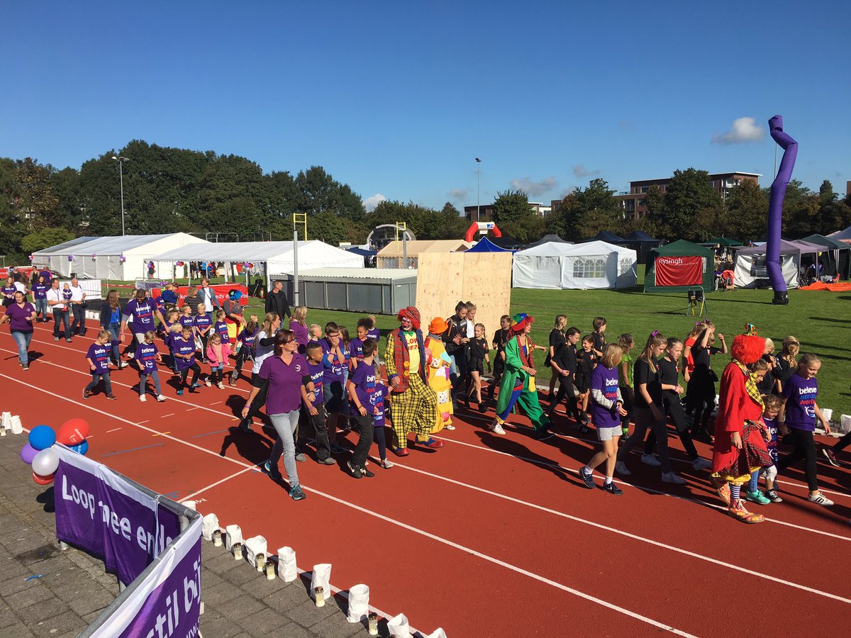 SamenLoopKampen's tweet photo. De #Kinderloop is van start gegaan. Wat een opkomst! We hebben er ook nog eens prachtig weer bij. 🌞#kwf #samenloop #kampen https://t.co/zae0OVoome