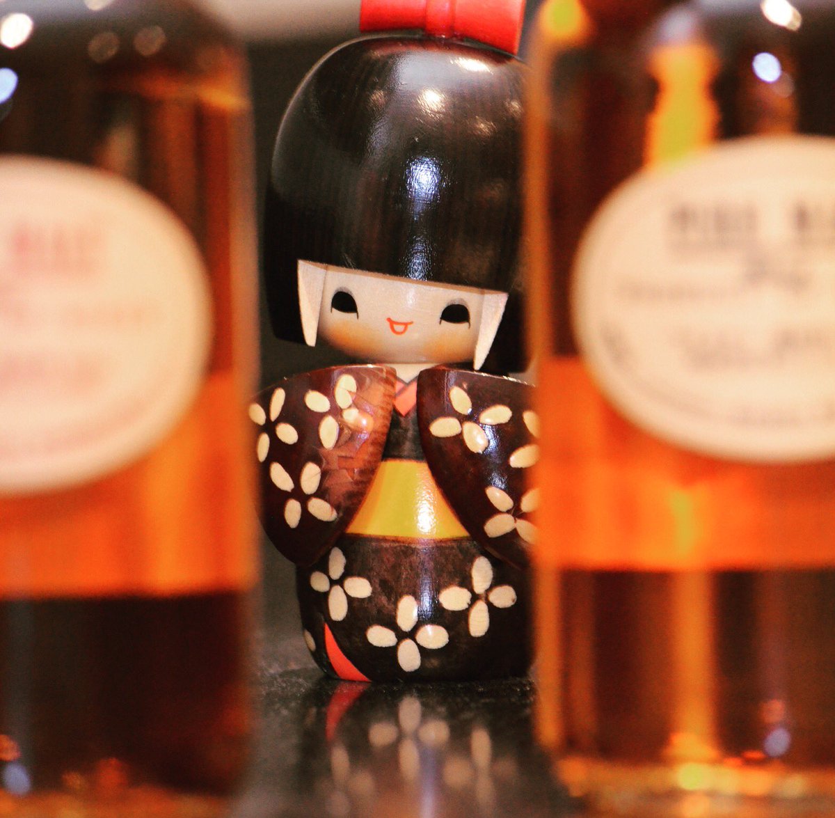 whiskeytek's tweet photo. What's this #cheeky #japanese #geisha smiling at? Can you #guess the two new additions to my Whisky collection?
. https://t.co/v5RDD1pbNN